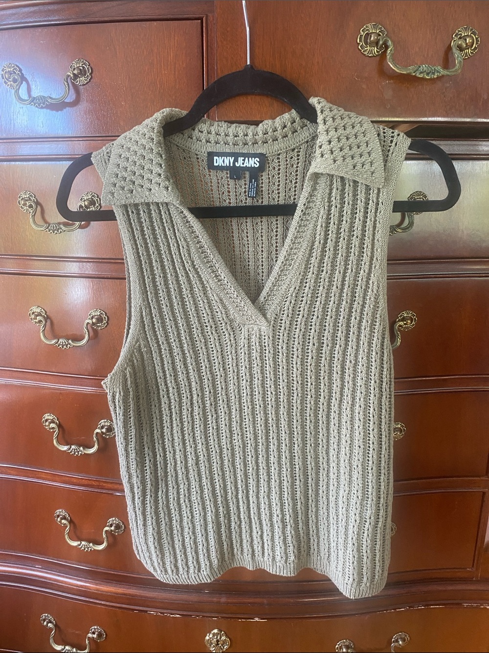Dkny Cotton-Linen Knit Sleeveless V-Neck Collared Sweater Vest in sage green